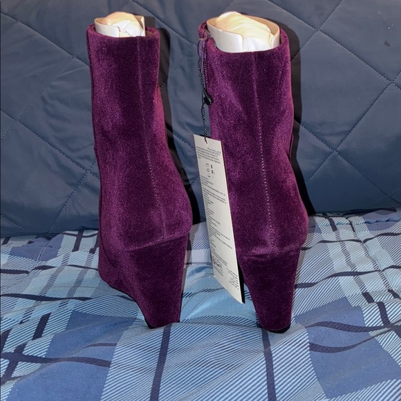 NWT Elegant Dark Purple Zip Up Velvet Mod-Shaft Boots size 7 - Picture 3 of 7
